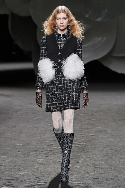 Look 15